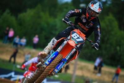 Völlig erschöpft beenden manche Teilnehmer vorzeitig die Dakar. Hier Eric Martinez