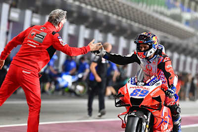 Sportdirektor Paolo Ciabatti gratuliert Jorge Martin