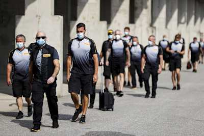 Die Renault-Truppe am Red Bull Ring, natürlich mit Masken