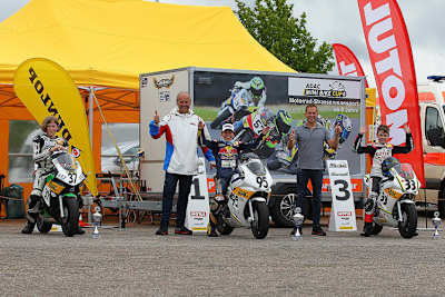 Stefan Bradl (2.v.re.) feiert mit