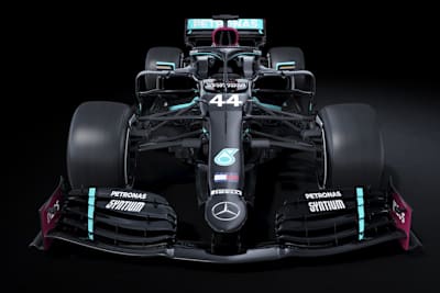 Nicht nur die Mercedes-Lackierung ist neu – unter der Haube brummt eine neue Motor-Ausbaustufe  