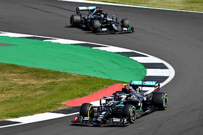 Valtteri Bottas und Lewis Hamilton mit ihren Mercedes