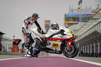 Cal Crutchlow begutachtet die neuen Farben