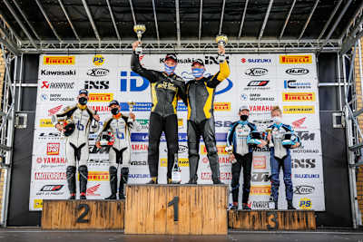 Das Sidecar-Podest auf dem Lausitzring mit den Siegern Schlosser/Fries (Mitte)