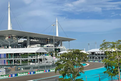 Das Hard Rock-Stadion dominiert das Bild