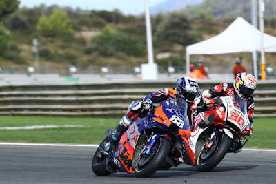 Miguel Oliveira (88) kämpfte gegen Takaaki Nakagami (30), musste den Japaner aber am Ende ziehen lassen