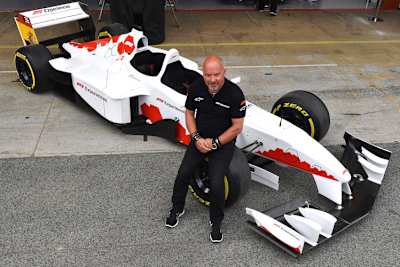 Mike Gascoyne mit dem Zweisitzer