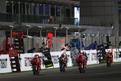 Wilde Fights: Jack Miller (43) vor Aleix Espargaró (41), Bagnaia, Mir und Binder (33)
