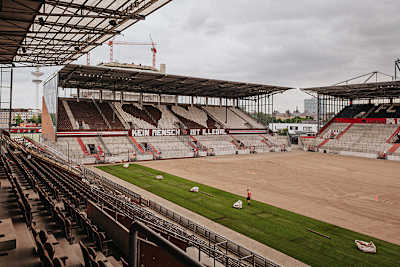 Für den Bau der Speedwaybahn wird der Rasen abgetragen