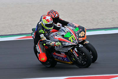 Kurve 14 in Misano: Aegerter (77) zwängt sich am führenden Torres vorbei