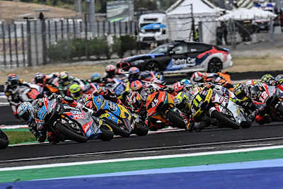 Marcel Schrötter (23) im Getümmel der ersten Runde