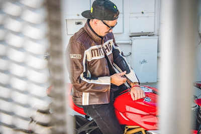 Mithos Sport: Der Schweizer Hersteller von Motorrad-Rennsportausrüstung expandiert in den Markt der Motorrad-Livestyle-Bekleidung 