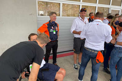 Tobias Moretti in KTM-Teamuniform, rechts neben ihm Heinz Kinigadner