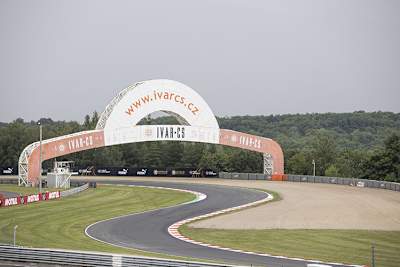 Viele der Mauern stehen nahe an der Strecke