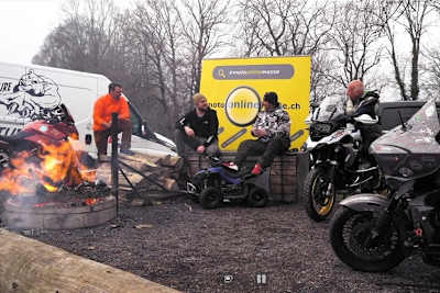 Motoonlinemesse: Der Reiseveranstalter Grizzly Adventure Tours präsentiert sich am Lagerfeuer im Zürcher Oberland statt in der Messehalle in Zürich-Oerlikon