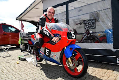 Auch mit 70 dreht Ingo Emmerich noch flotte Runden auf der Rennstrecke