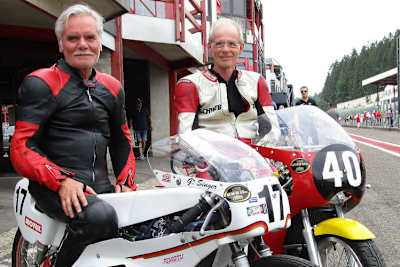 Wolfgang Müller (rechts) mit seinem Freund und Rennfahrerkollegen Gerhard Singer
