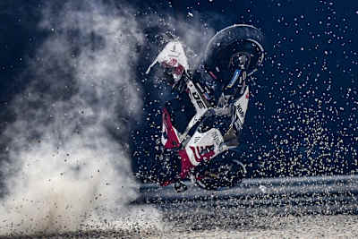 Takaaki Nakagamis Honda fliegt spektakulär durchs Kiesbett