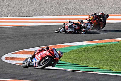 Vorne Jack Miller, dahinter stürzt Nakagami unmittelbar vor Pol Espargaró