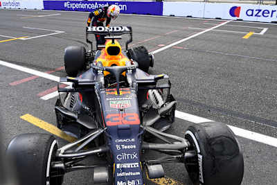 Max Verstappen sieht sich die Bescherung an