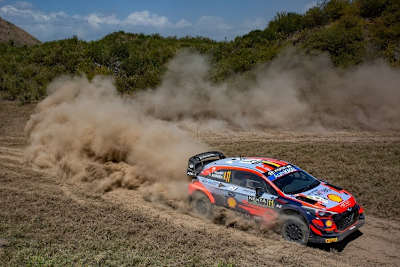   Thierry Neuville führt in Kenia komfortabel
