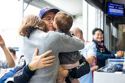   Thierry Neuville mit Lebensgefährtin Emmanuelle Martin und Kind