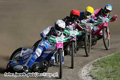 Nicki Pedersen (vorne) führt in der Gesamtwertung