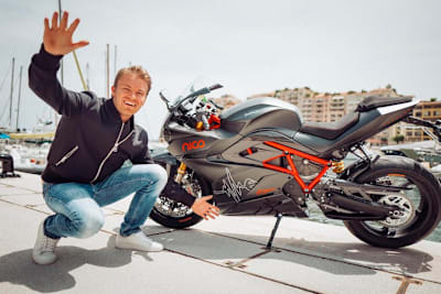 Nico Rosberg stellt sein Elektro-Motorrad zur Verfügung