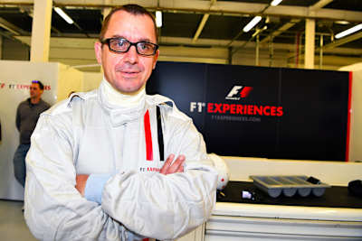 Jonathan Noble vor einem Einsatz im Formel-1-Zweisitzer