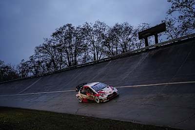 Sébastien Ogier in der Stellkurve zum siebten Titel