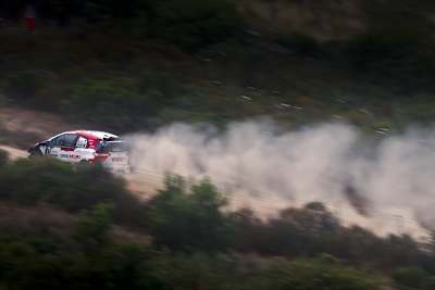Sébastien Ogier führt sich auf Schotter wohl