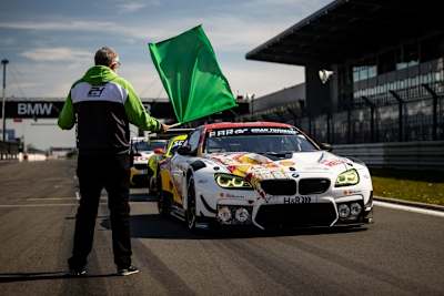 Start frei: Ein BMW M6 GT3 beim 24h Rennen auf dem Nürburgring