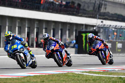 Im Rennen von Brünn: Joan Mir (36) vor Oliveira (88) und Lecuona, der stürzte und Mir mitriss