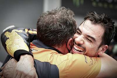 Barcelona-GP-Sieger Miguel Oliveira mit Crew-Chief Paul Trevathan