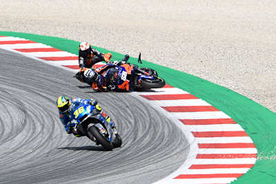 Österreich-GP in Spielberg: Oliveira (am Boden) und Pol Espargaró (44) stürzten im Turn 4