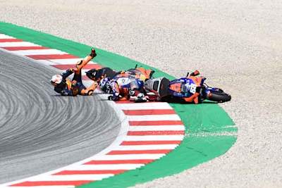 Nach dem Re-Start räumten einander Pol Espargaró und Oliveira in Turn 4 gegenseitig ab.