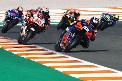 Packende Fights: Oliveira (88) vor Nakagami (30), Rins, Binder, Aleix Espargaró und Mir