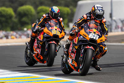 Heftiges Duell: Miguel Oliveira (88) hält sich hier noch vor Binder (33)