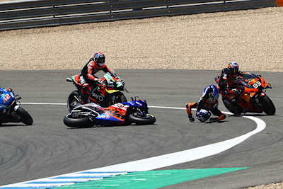 Chaos in der ersten Kurve: Binder (33) hat Oliveira (am Boden) abgeschossen, dahinter Smith und Rins