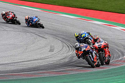 Zielkurve: Oliveira vor Miller, Mir, Rins und Dovi; Pol Espargaró ist rechts abseits der Piste verschwunden