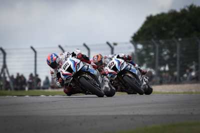 Die BMW-Werkspiloten Tom Sykes und Michael van der Mark