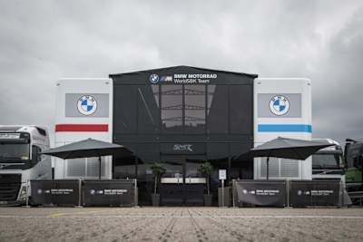 Schon von vorne ist die BMW-Hospitality beeindruckend
