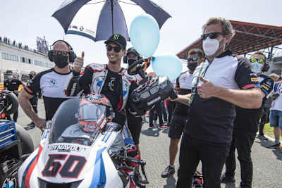 Michael van der Mark mit dem BMW-Bobby-Car