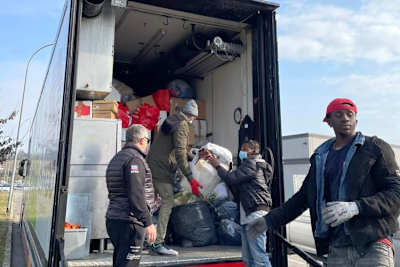 Lucio Pedercini (li) beaufsichtigte die Verladung