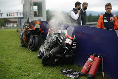 Die havarierten Bikes von Savadori (32) und Pedrosa (26)