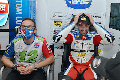 Teamchef Edu Perales 2021 mit Tom Lüthi