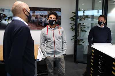 Sergio Pérez im Gespräch mit Adrian Newey (l.) und Teamchef Christian Horner