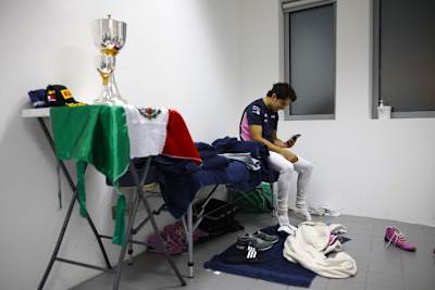 Segio Pérez liest nach seinem Sieg Nachrichten aus seiner Heimat