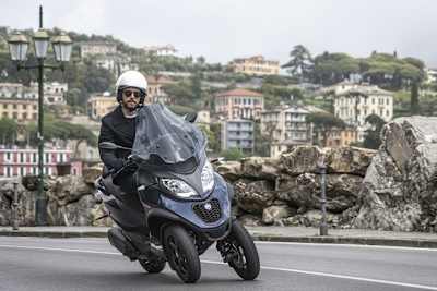 Piaggio MP3: Der Neigemechanismus ist patentrechtlich geschützt