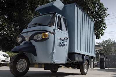 Piaggio, Marktleader im Bereich leichter Elektro-Nutzfahrzeuge, und BP, ehemals ein Erdölkonzern, spannen zusammen, um sich im Elektromarkt weiter zu etablieren 